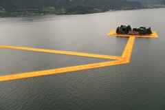 藝術家 Christo創建的『水上浮橋／floating piers』